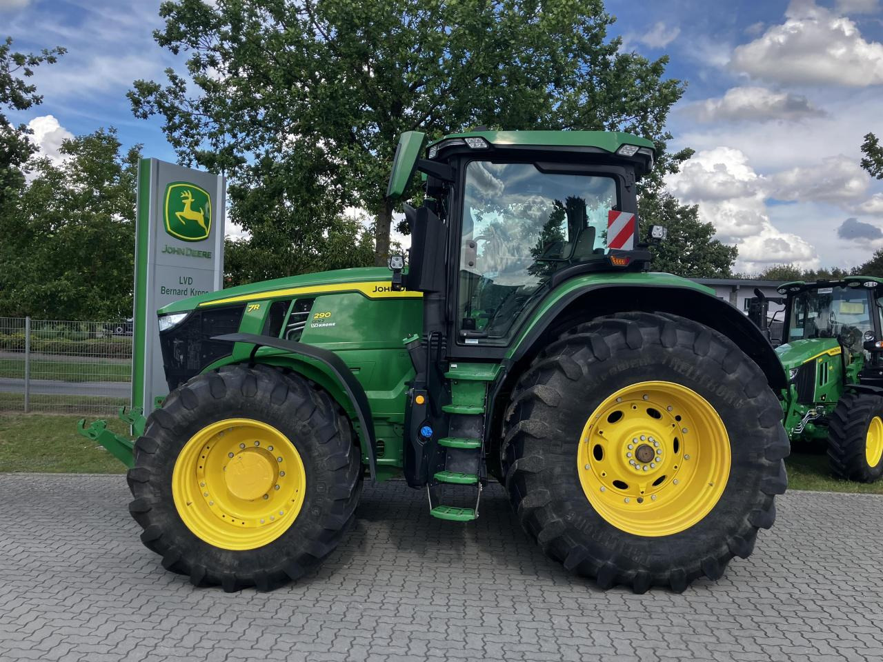 John Deere 7R 290 (MY21) - Farm tractor: picture 1 John Deere 7R 290 (MY21) - Farm tractor: picture 1