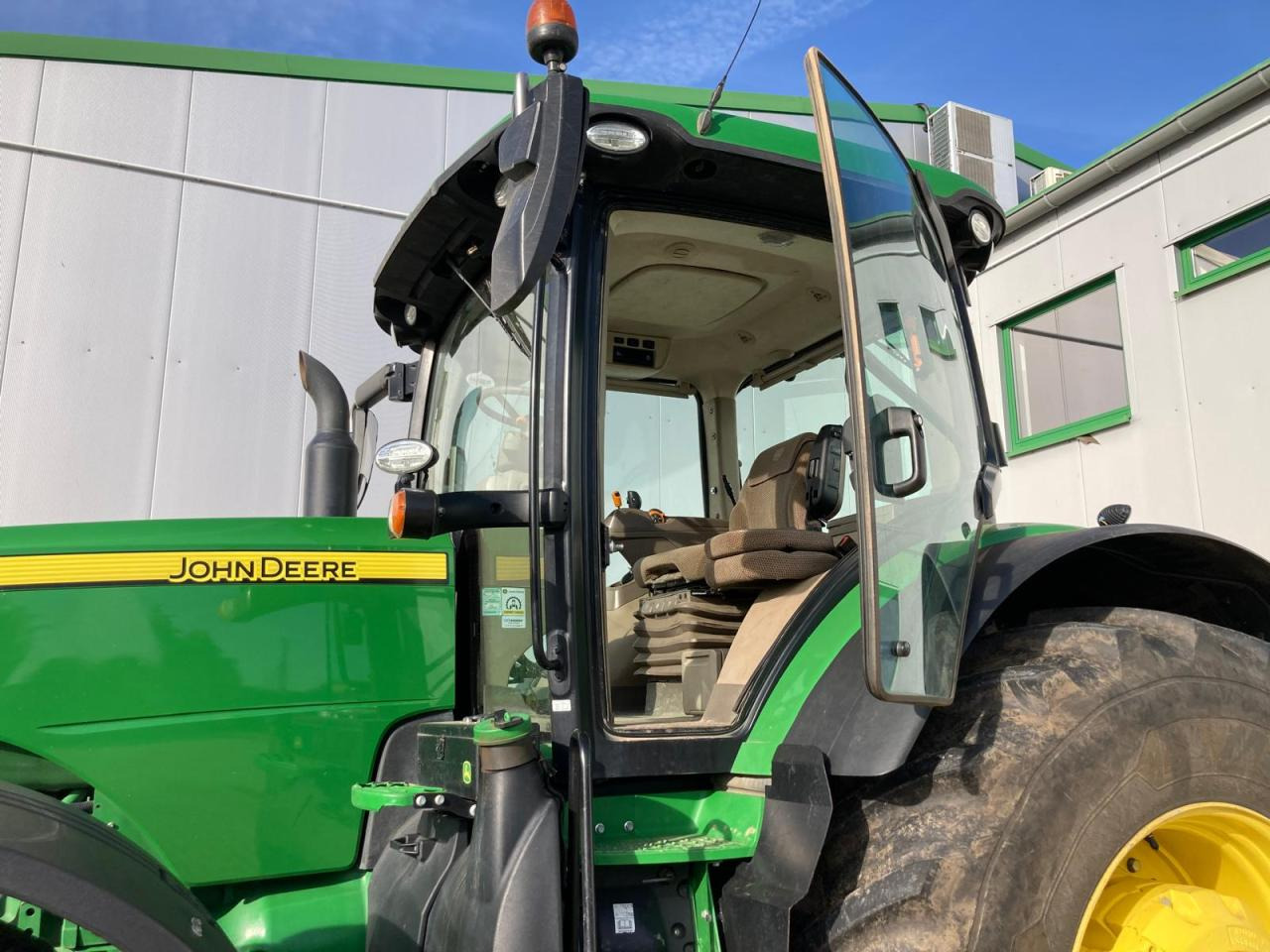 Farm tractor John Deere 8370R: picture 9