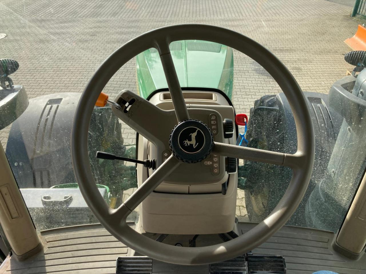 Farm tractor John Deere 8370R: picture 12