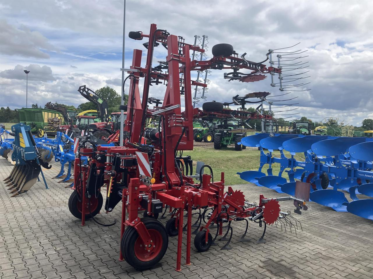 Steketee EC-Weeder 80:8 & EC-Steer 70:7 - Spring tine harrow: picture 1 Steketee EC-Weeder 80:8 & EC-Steer 70:7 - Spring tine harrow: picture 1