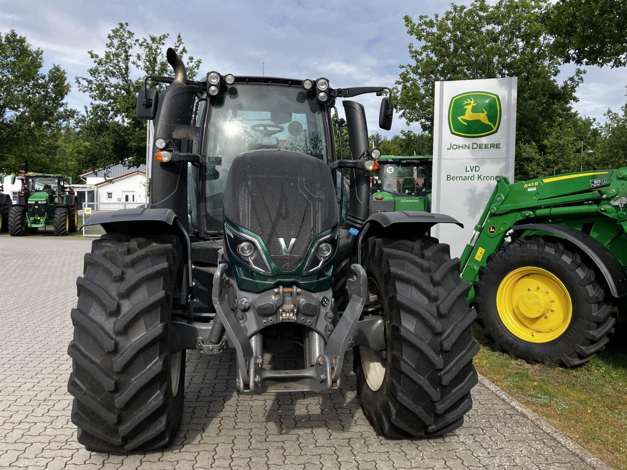 Valtra T174 Versu - Farm tractor: picture 3 Valtra T174 Versu - Farm tractor: picture 3