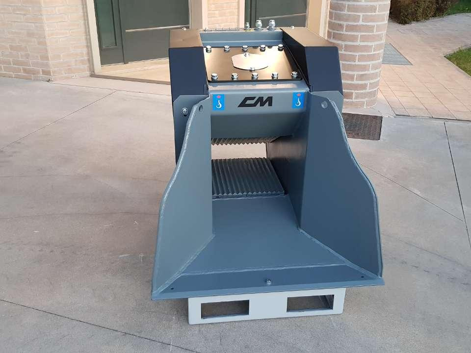 CM Crusher CBF-L 80 Crusher Bucket - Bucket for Skid steer loader: picture 2 CM Crusher CBF-L 80 Crusher Bucket - Bucket for Skid steer loader: picture 2