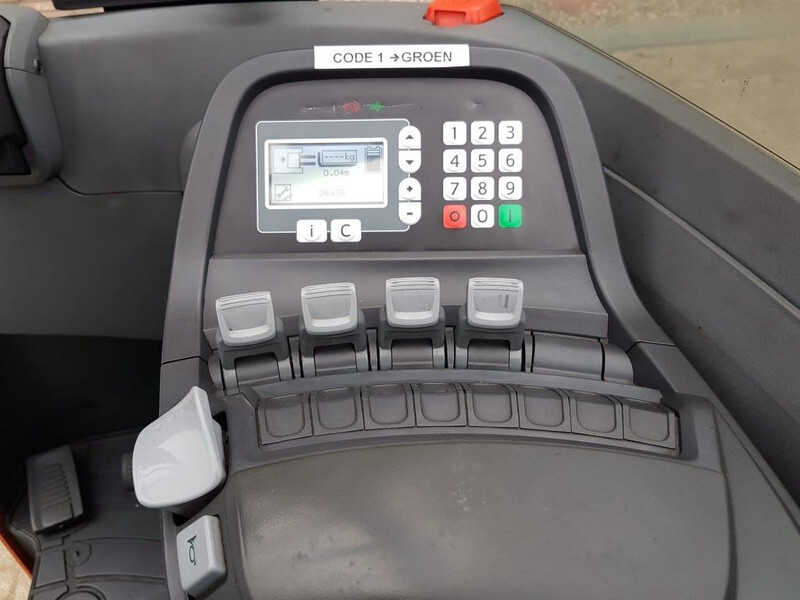 Reach truck BT RRE180H Toyota 1.8 ton Triplex Freelift Sideshift Elektra Reachtruck: picture 7