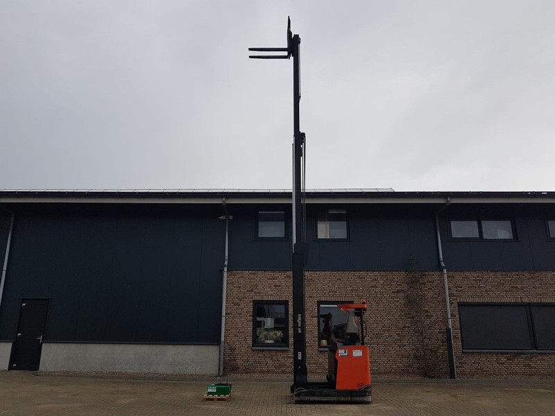 Reach truck BT RRE180H Toyota 1.8 ton Triplex Freelift Sideshift Elektra Reachtruck: picture 15