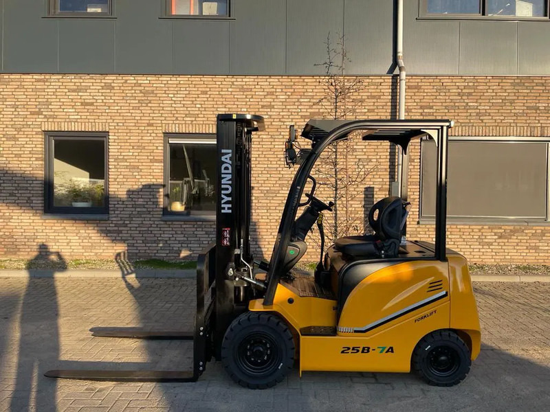 Electric forklift Hyundai 25B-7A 2.5 ton Triplex Freelift Sideshift Elektra Heftruck Nieuw: picture 17 Electric forklift Hyundai 25B-7A 2.5 ton Triplex Freelift Sideshift Elektra Heftruck Nieuw: picture 17