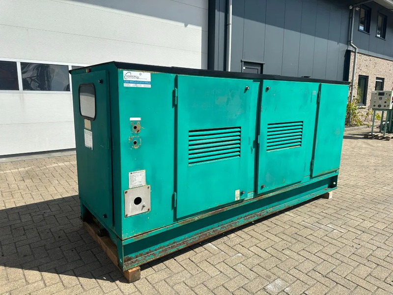 Iveco 7450 I 5.05 Petbow 50 kVA Silent noodstroom generatorset met automatische netovername ATS - Generator set: picture 2 Iveco 7450 I 5.05 Petbow 50 kVA Silent noodstroom generatorset met automatische netovername ATS - Generator set: picture 2