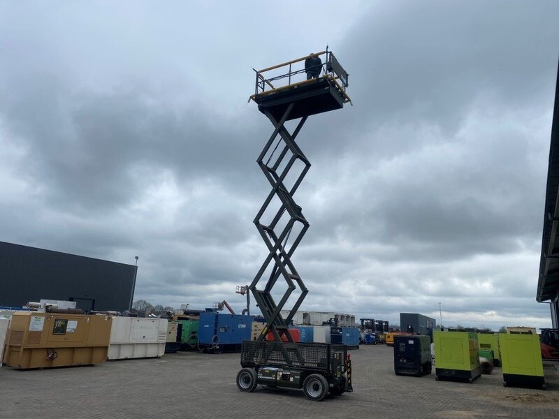JLG M3369 Hybride Elektra / Diesel 12 meter werkhoogte Schaarhoogwerker Overstock 4 uur ! as New ! - Scissor lift: picture 2 JLG M3369 Hybride Elektra / Diesel 12 meter werkhoogte Schaarhoogwerker Overstock 4 uur ! as New ! - Scissor lift: picture 2