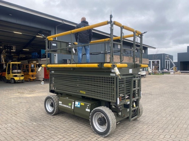 JLG M3369 Hybride Elektra / Diesel 12 meter werkhoogte Schaarhoogwerker Overstock 4 uur ! as New ! - Scissor lift: picture 1 JLG M3369 Hybride Elektra / Diesel 12 meter werkhoogte Schaarhoogwerker Overstock 4 uur ! as New ! - Scissor lift: picture 1