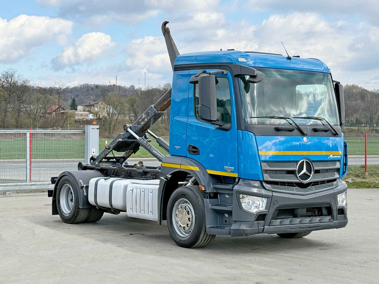 Mercedes-Benz ANTOS 1833 Abrollkipper * Top Zustand! - Hook lift truck: picture 1 Mercedes-Benz ANTOS 1833 Abrollkipper * Top Zustand! - Hook lift truck: picture 1