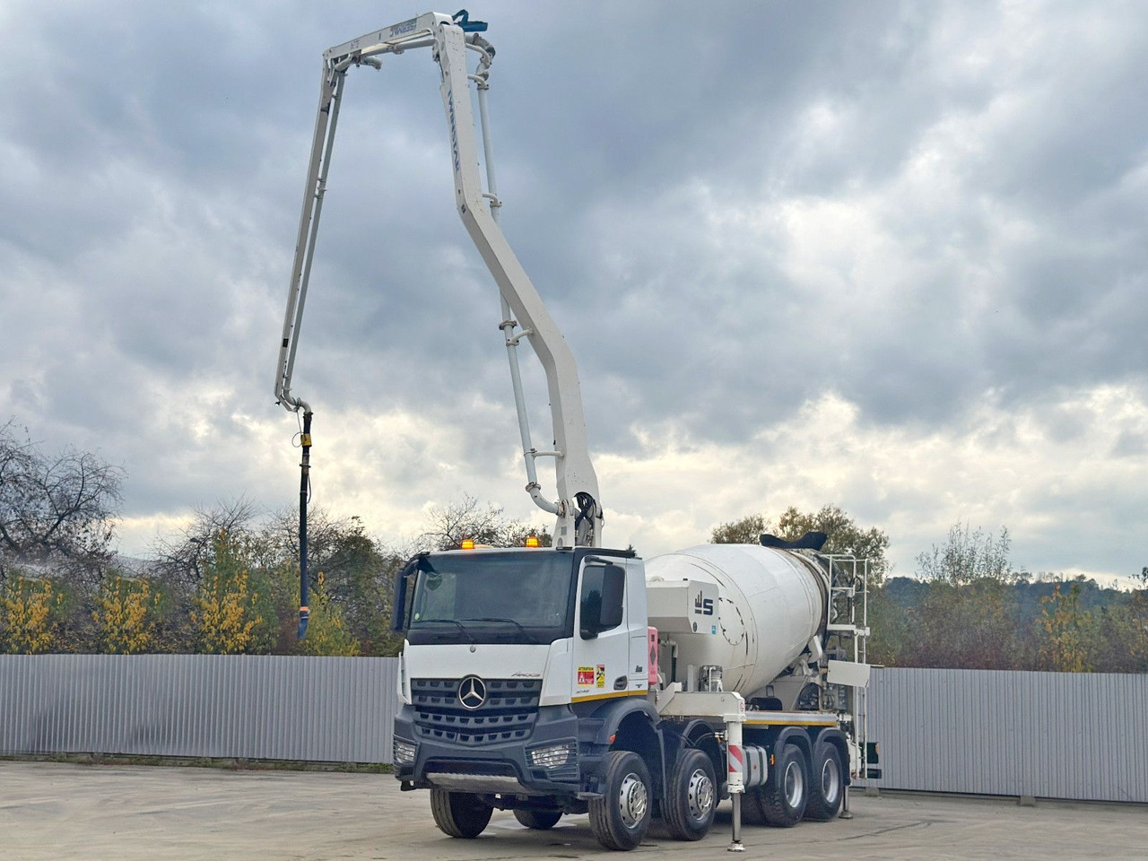 Mercedes-Benz AROCS 3743 * Betonpumpe + FUNK * 8x4 * TOP - Concrete pump truck: picture 4 Mercedes-Benz AROCS 3743 * Betonpumpe + FUNK * 8x4 * TOP - Concrete pump truck: picture 4