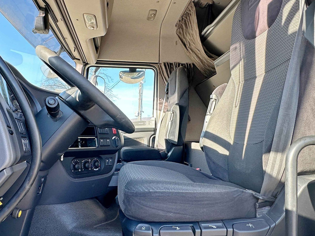 DAF XF 460 * Sattelzugmaschine * TOPZUSTAND - Tractor unit: picture 5 DAF XF 460 * Sattelzugmaschine * TOPZUSTAND - Tractor unit: picture 5