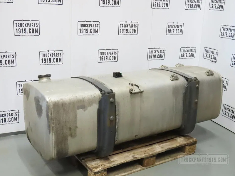 DAF 1945569 | Brandstoftank + steunen 690L - Fuel tank for Truck: picture 2 DAF 1945569 | Brandstoftank + steunen 690L - Fuel tank for Truck: picture 2