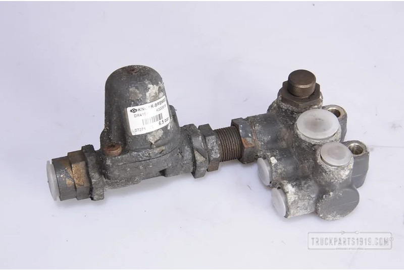 KNORR-BREMSE Compressed Air System Instelbaar overstroomventiel D - Valve for Truck: picture 1 KNORR-BREMSE Compressed Air System Instelbaar overstroomventiel D - Valve for Truck: picture 1