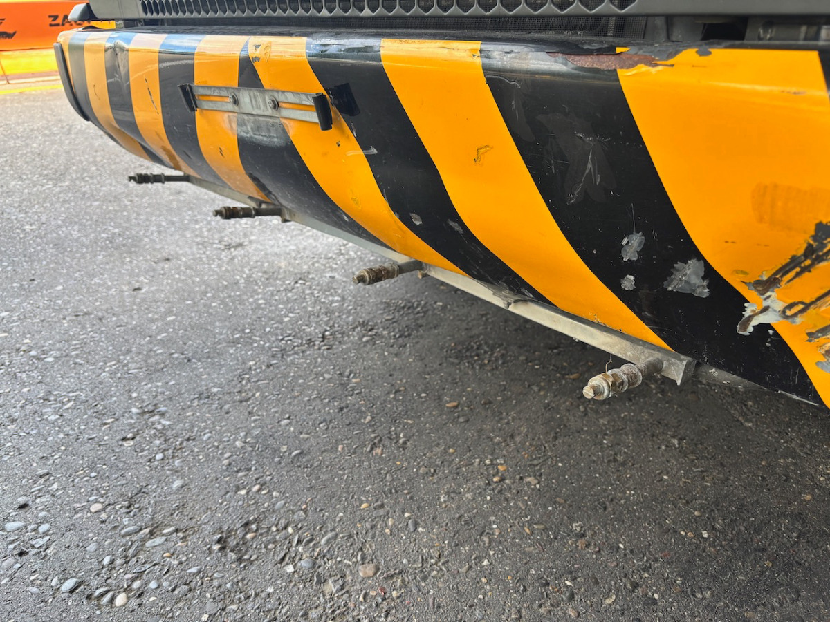 SCANIA P114 GB - Road sweeper: picture 4 SCANIA P114 GB - Road sweeper: picture 4