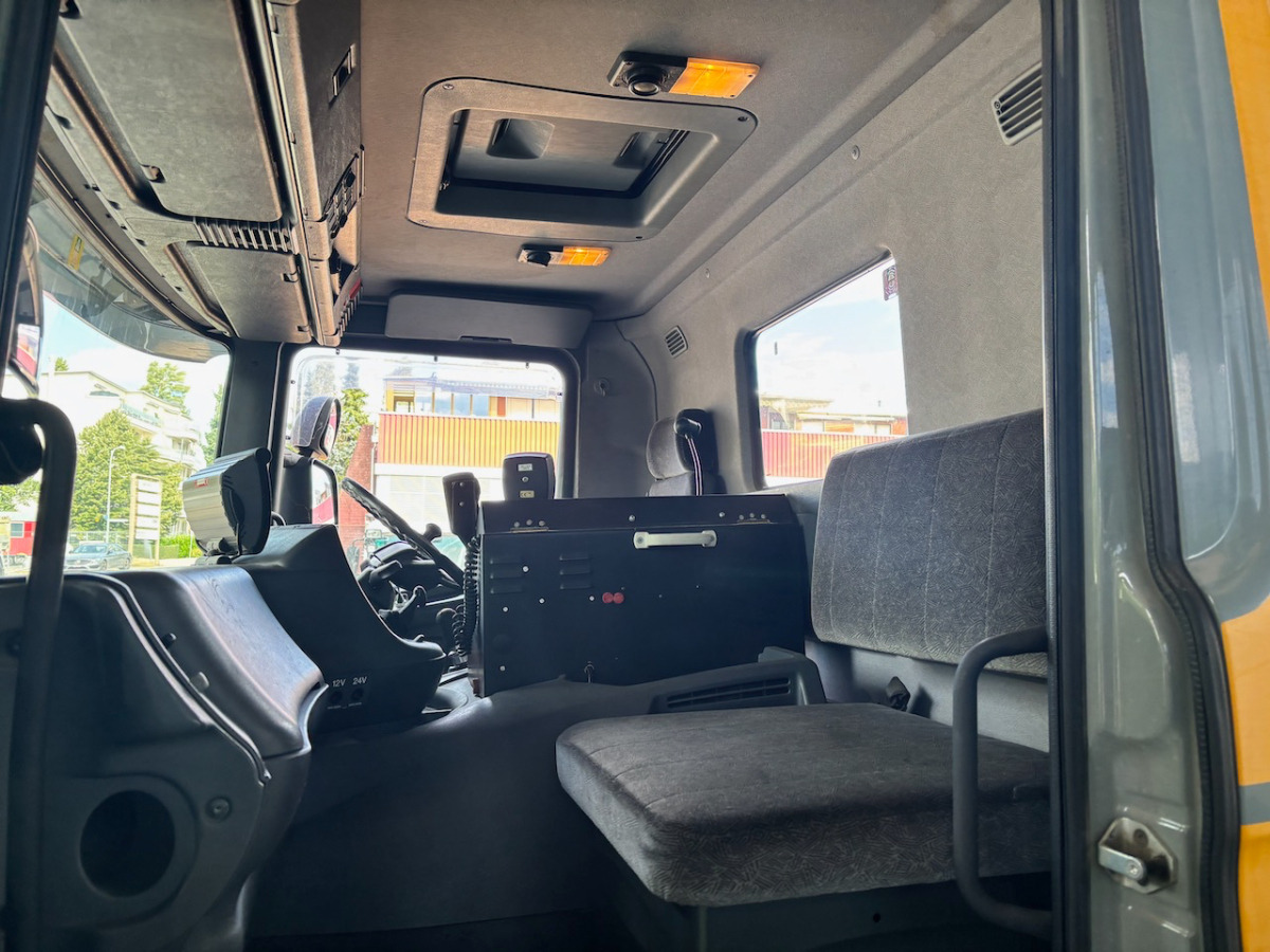 SCANIA P114 GB - Road sweeper: picture 5 SCANIA P114 GB - Road sweeper: picture 5