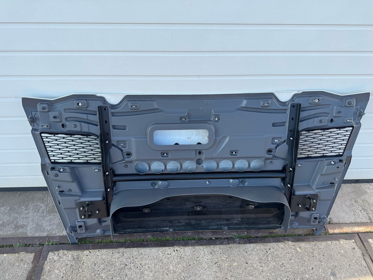 DAF XF NG GRILLE BOVEN COMPLETE | USED | 000238A - Grill for Truck: picture 4 DAF XF NG GRILLE BOVEN COMPLETE | USED | 000238A - Grill for Truck: picture 4