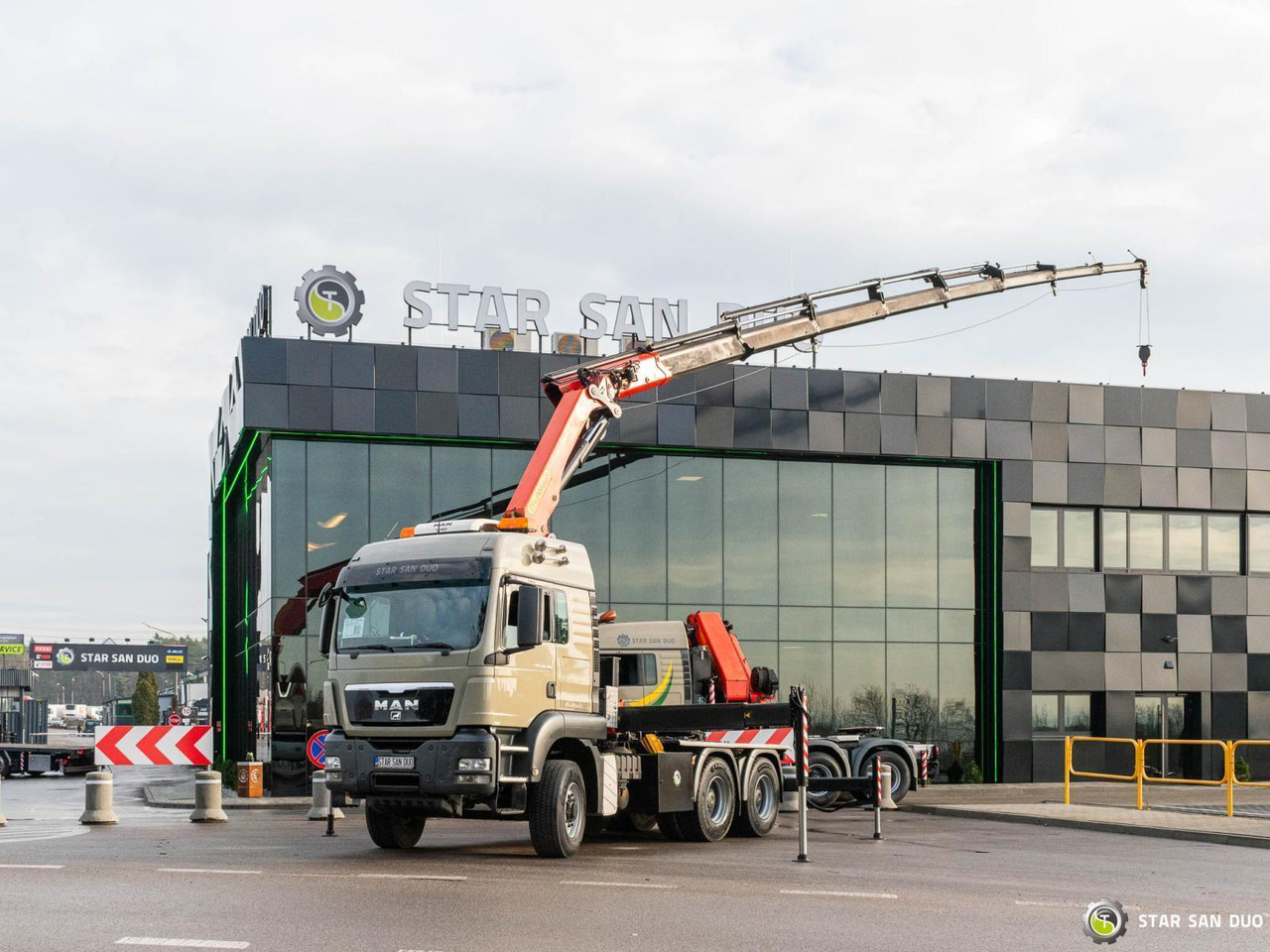 - Tractor unit: picture 1 - Tractor unit: picture 1