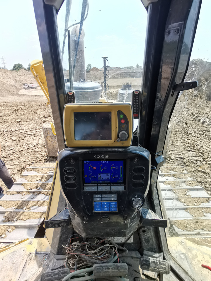 Bulldozer KOMATSU D65 PX 17: picture 9