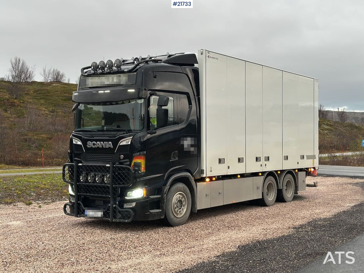 Scania S580 6x4 skapbil m/ kjøl, frys og varme og 2 sett dekk. SE VIDEO - Box truck: picture 1 Scania S580 6x4 skapbil m/ kjøl, frys og varme og 2 sett dekk. SE VIDEO - Box truck: picture 1