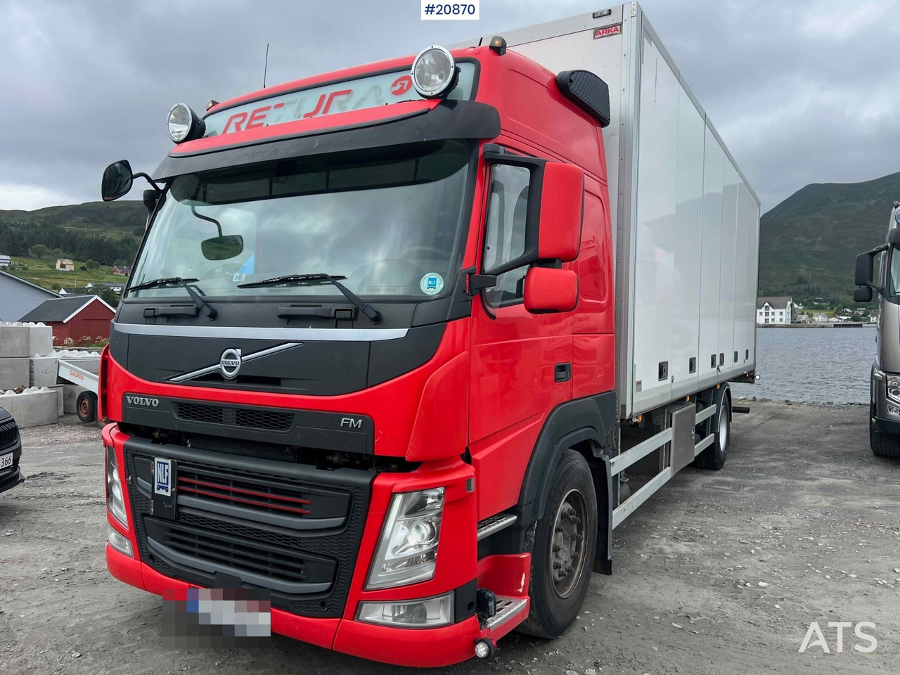 Volvo FM 330 - Box truck: picture 2 Volvo FM 330 - Box truck: picture 2