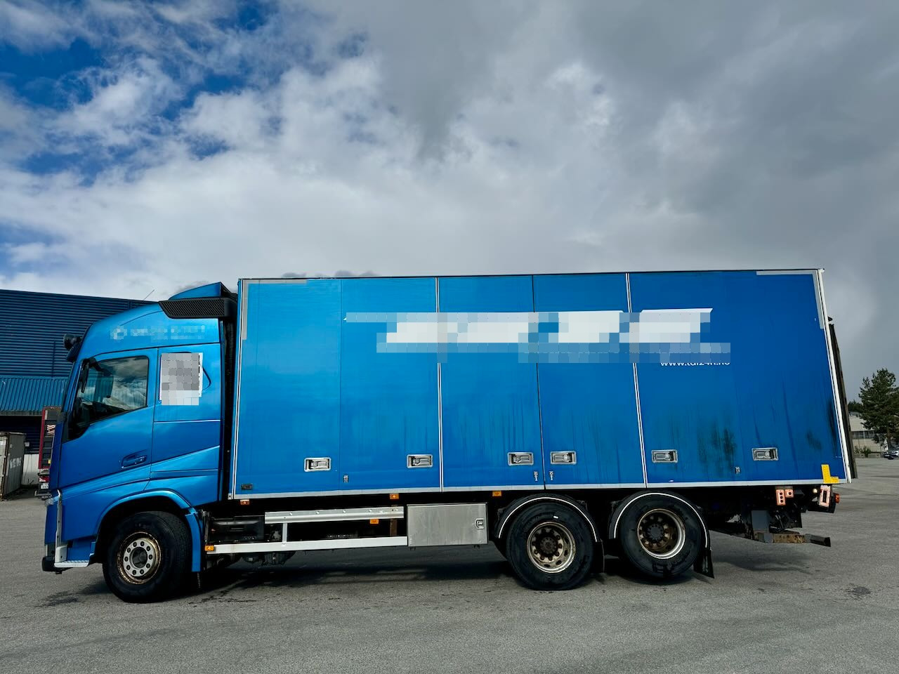 Volvo Fh540 6x2 skapbil m/ full sideåpning og lift - Box truck: picture 2 Volvo Fh540 6x2 skapbil m/ full sideåpning og lift - Box truck: picture 2