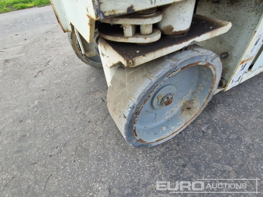 Scissor lift 2012 Genie GS-3232: picture 6