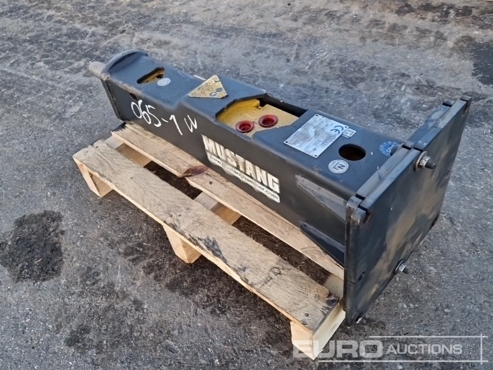 Mustang HM100 - Hydraulic hammer: picture 2 Mustang HM100 - Hydraulic hammer: picture 2