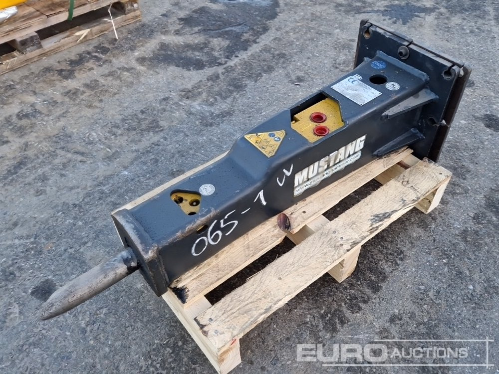 Mustang HM100 - Hydraulic hammer: picture 1 Mustang HM100 - Hydraulic hammer: picture 1