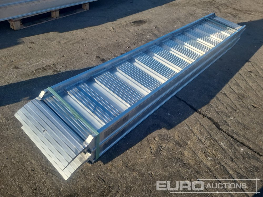 Unused 148.30L Aluminium Loading Rampes (2 of) 9000KG Capacity, 3000mm Length - Loading ramp: picture 3 Unused 148.30L Aluminium Loading Rampes (2 of) 9000KG Capacity, 3000mm Length - Loading ramp: picture 3