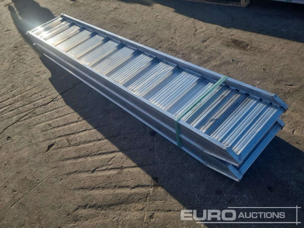 Unused 148.30L Aluminium Loading Rampes (2 of) 9000KG Capacity, 3000mm Length - Loading ramp: picture 4 Unused 148.30L Aluminium Loading Rampes (2 of) 9000KG Capacity, 3000mm Length - Loading ramp: picture 4