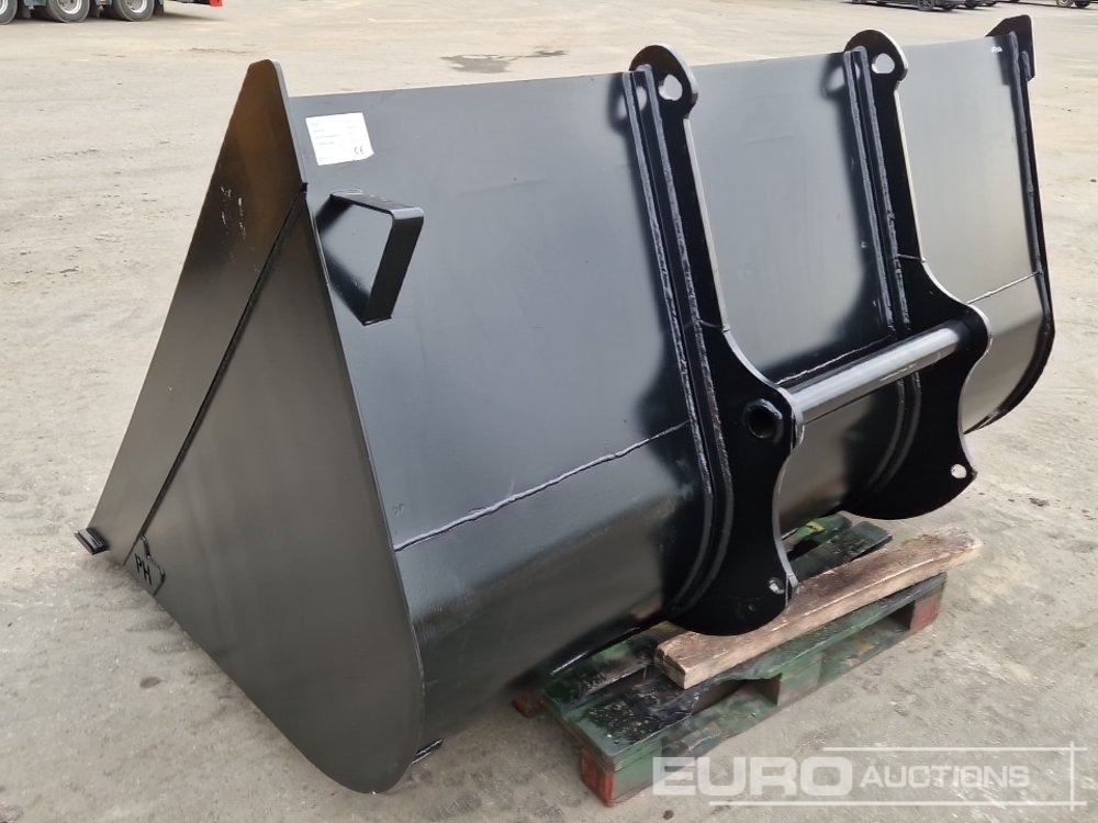 Unused 2025 94" 3m³ Front Loading Bucket to suit Manitou Telehandlers with Reinforcement on Sides and Corners + Replacable Cutting Edge - Bucket: picture 2 Unused 2025 94" 3m³ Front Loading Bucket to suit Manitou Telehandlers with Reinforcement on Sides and Corners + Replacable Cutting Edge - Bucket: picture 2