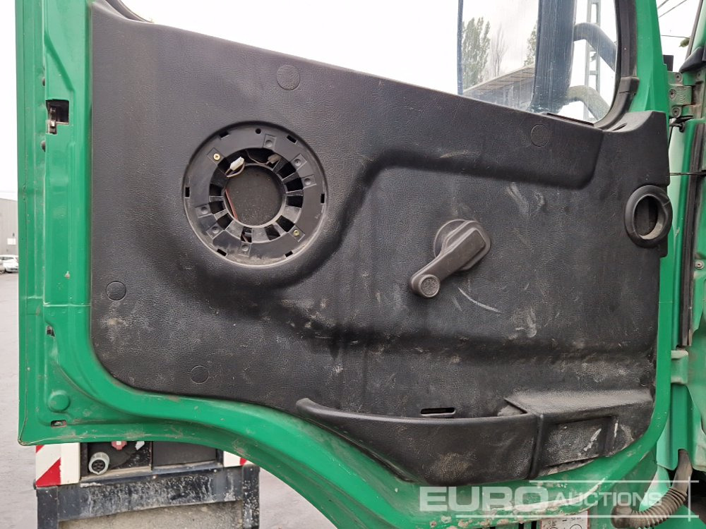 Concrete mixer truck Volvo 290: picture 40