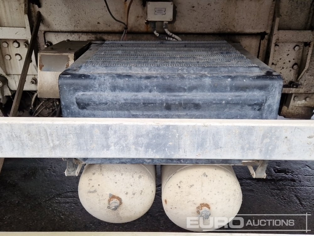 Concrete mixer truck Volvo 290: picture 32