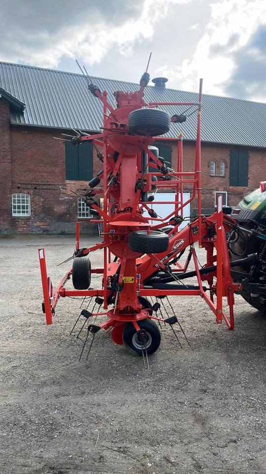 Kuhn GF8712 - Tedder/ Rake: picture 4 Kuhn GF8712 - Tedder/ Rake: picture 4