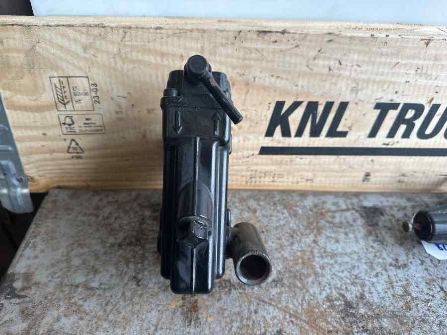 MAN CAB HYDRALIK TILT PUMP 85.41723-6108 - Cab and interior for Truck: picture 3 MAN CAB HYDRALIK TILT PUMP 85.41723-6108 - Cab and interior for Truck: picture 3