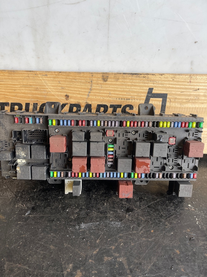 RENAULT FUSE BOX 7421939524 - Cab and interior for Truck: picture 1 RENAULT FUSE BOX 7421939524 - Cab and interior for Truck: picture 1