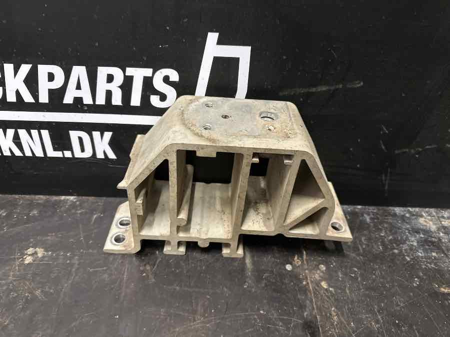 VOLVO BUMPER BRACKET 82699590 - Frame/ Chassis for Truck: picture 1 VOLVO BUMPER BRACKET 82699590 - Frame/ Chassis for Truck: picture 1