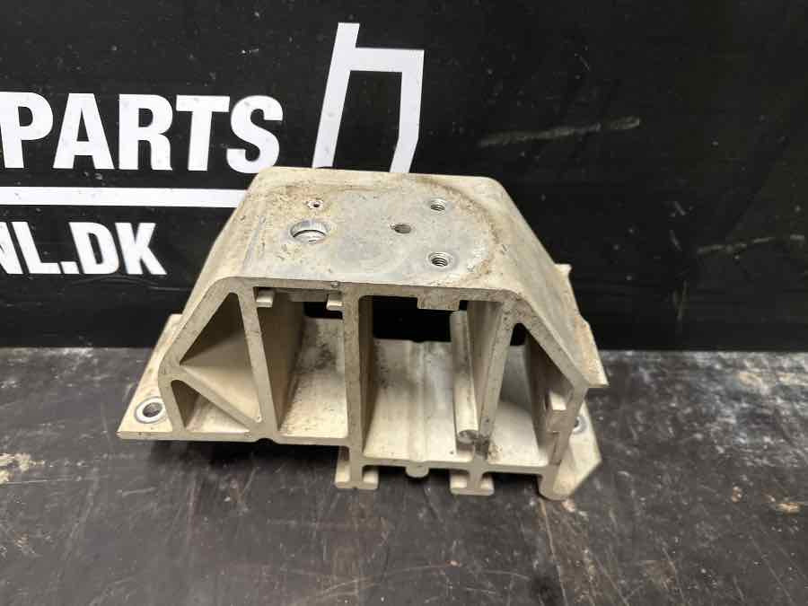 VOLVO BUMPER BRACKET 82699590 - Frame/ Chassis for Truck: picture 2 VOLVO BUMPER BRACKET 82699590 - Frame/ Chassis for Truck: picture 2