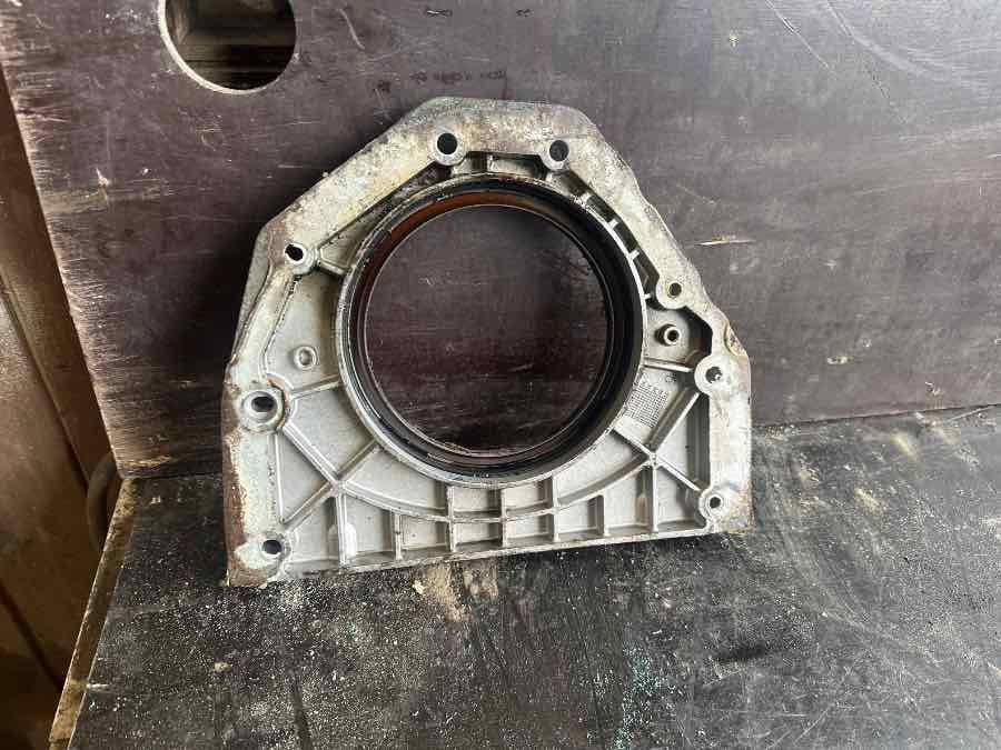 VOLVO ENGINE COVER 20777236 - Engine and parts for Truck: picture 2 VOLVO ENGINE COVER 20777236 - Engine and parts for Truck: picture 2