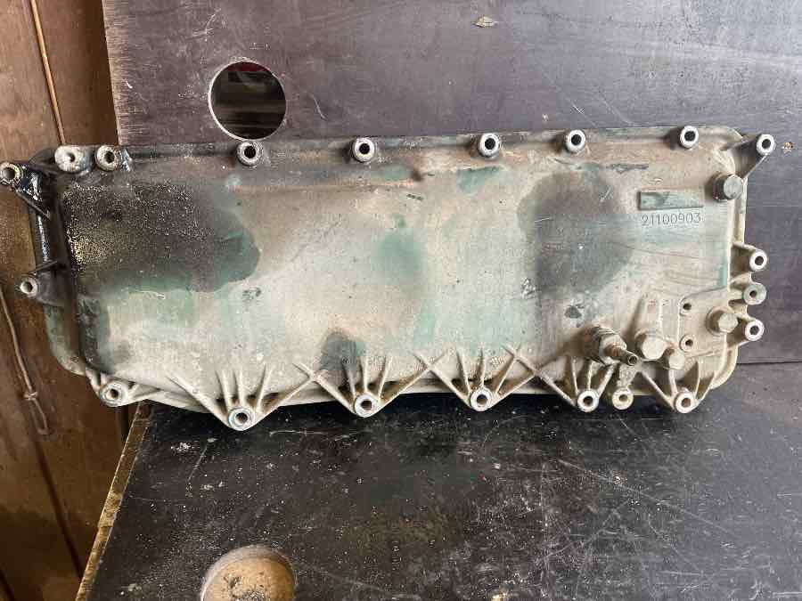 VOLVO ENGINE COVER 21100903 - Engine and parts for Truck: picture 1 VOLVO ENGINE COVER 21100903 - Engine and parts for Truck: picture 1