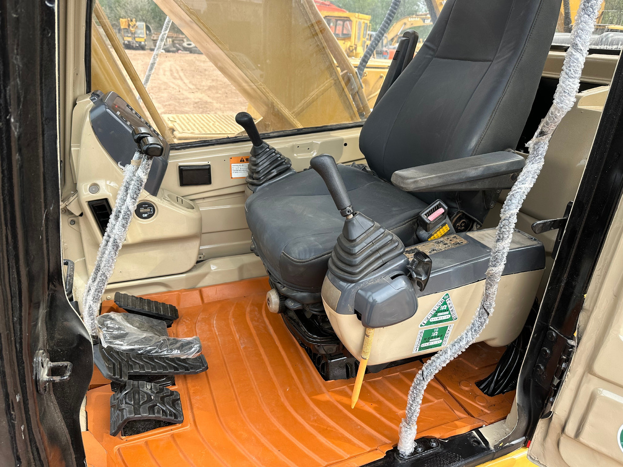 Crawler excavator CAT 320BL crawler excavator: picture 8