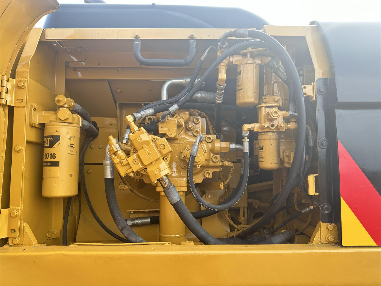 Crawler excavator CATERPILLAR 330D excavator: picture 8
