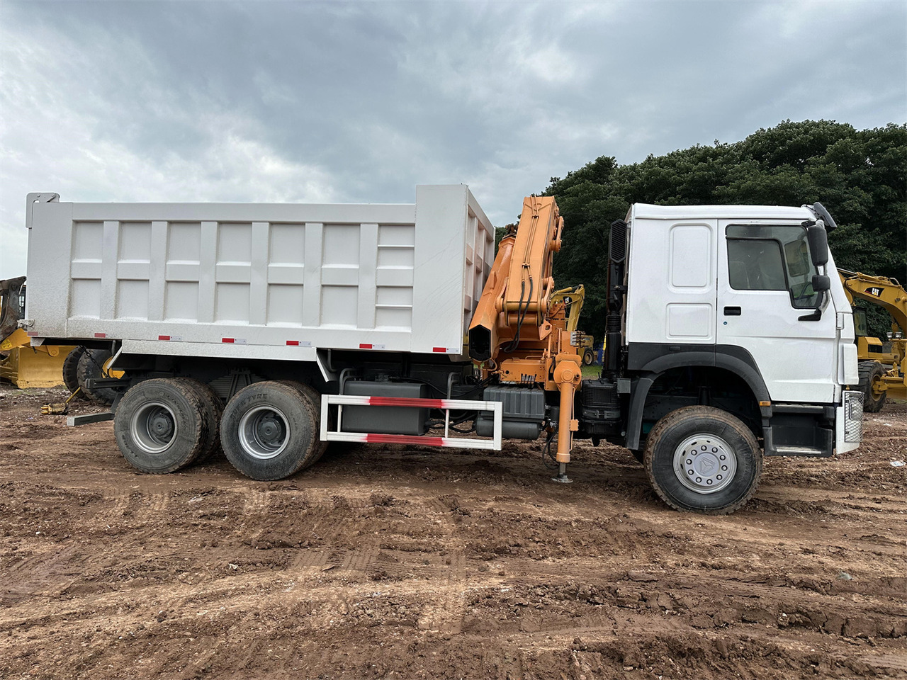 HOWO 371 Mounted Crane Dump truck - Crane truck: picture 5 HOWO 371 Mounted Crane Dump truck - Crane truck: picture 5