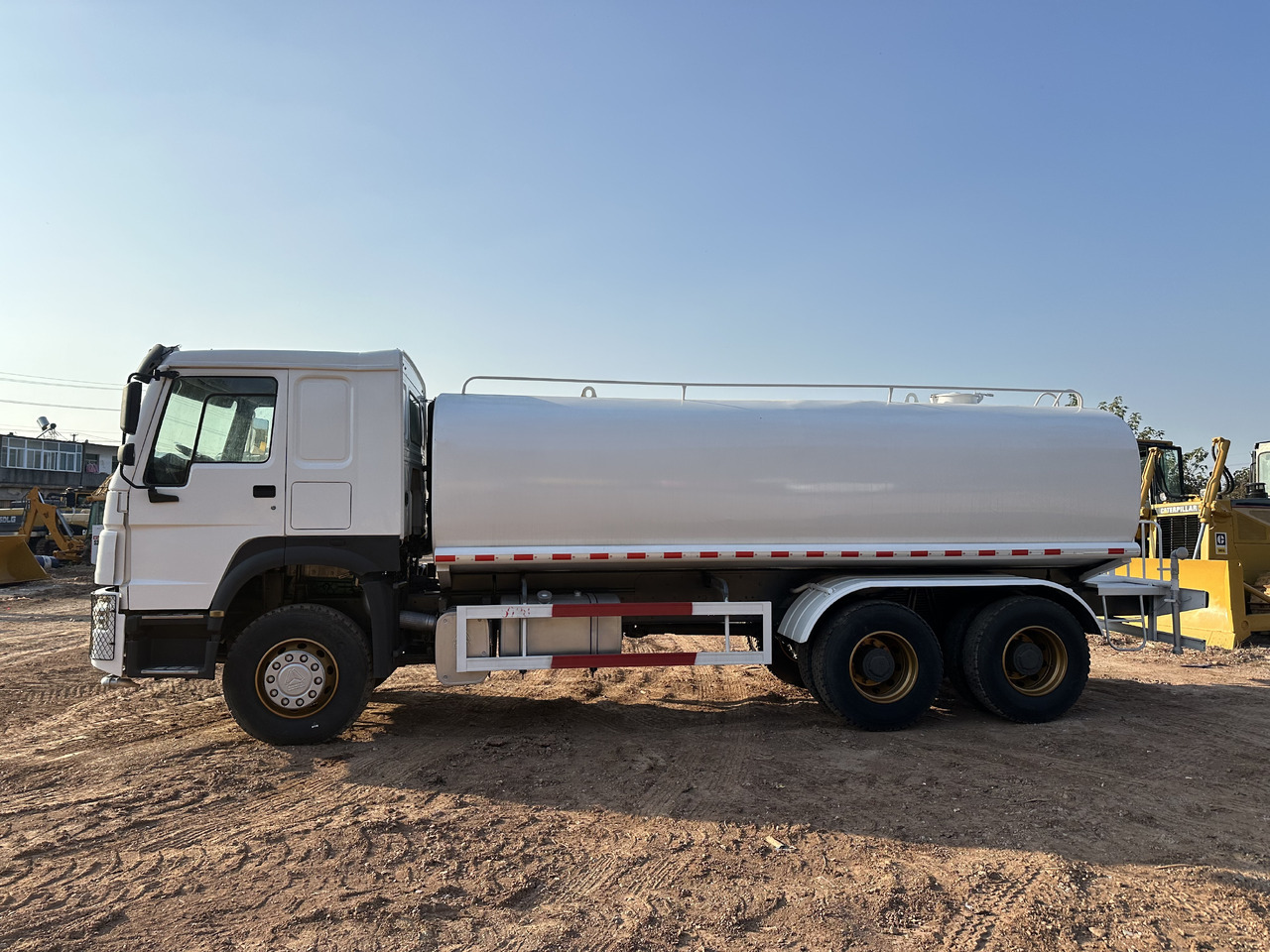 SINOTRUK HOWO 371 Water Tanker Truck - Tank truck: picture 5 SINOTRUK HOWO 371 Water Tanker Truck - Tank truck: picture 5