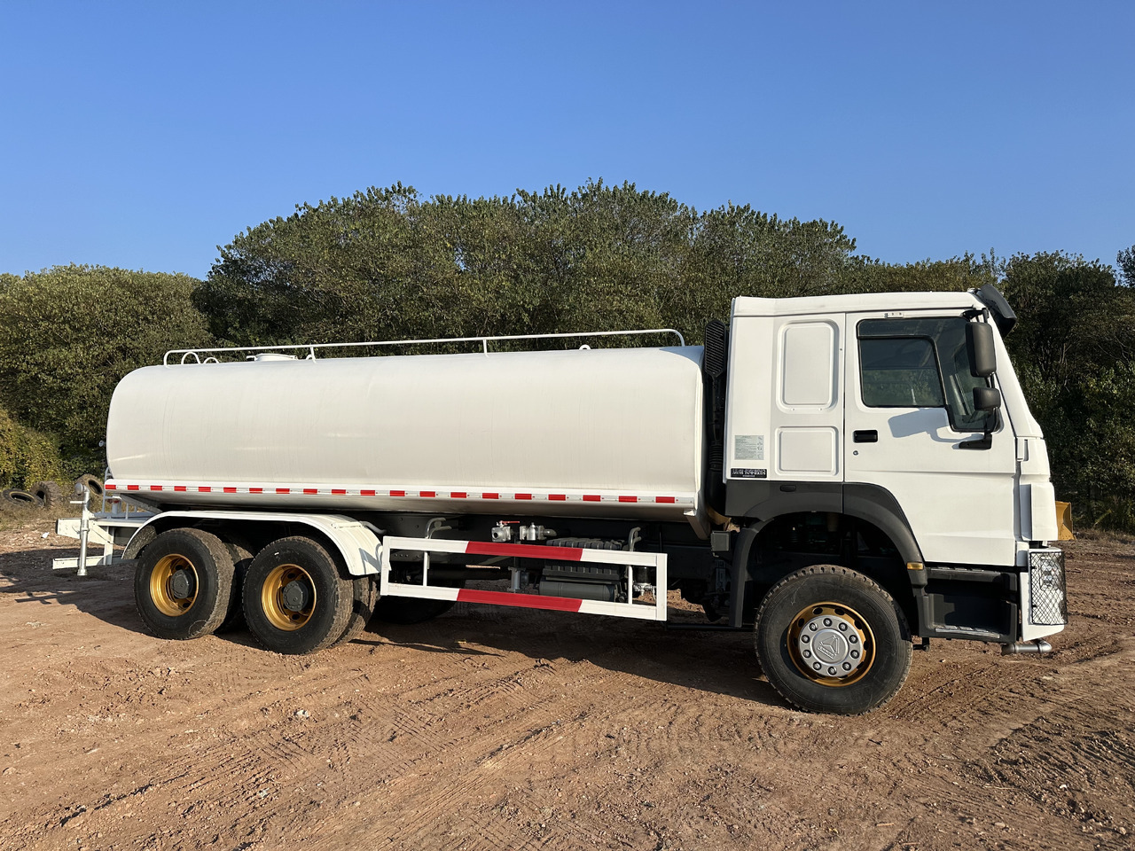 SINOTRUK HOWO 371 Water Tanker Truck - Tank truck: picture 4 SINOTRUK HOWO 371 Water Tanker Truck - Tank truck: picture 4