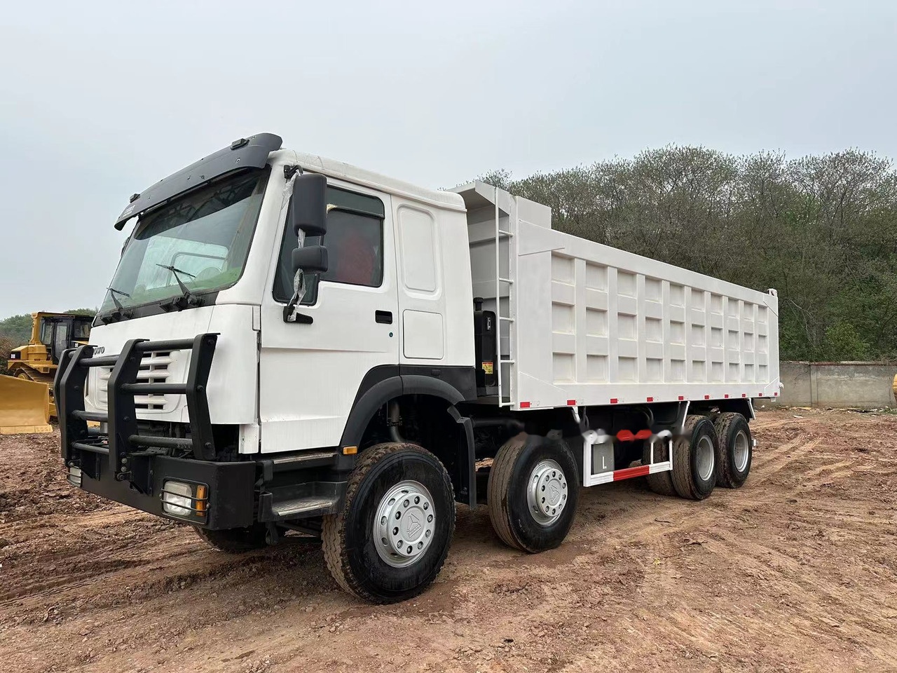 SINOTRUK HOWO 371 with Bumper - Tipper: picture 1 SINOTRUK HOWO 371 with Bumper - Tipper: picture 1
