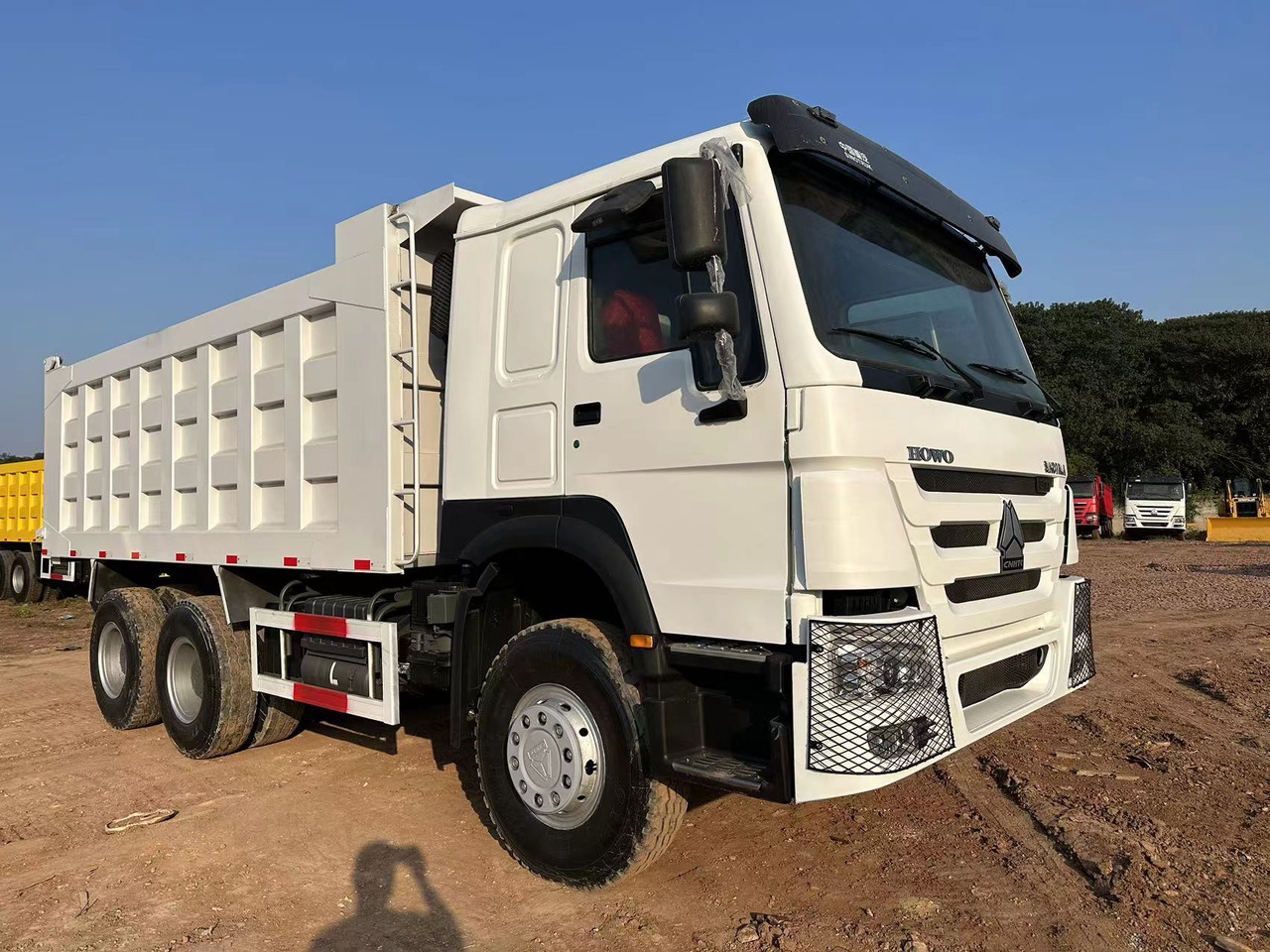 SINOTRUK HOWO 371hp 6x4 - Tipper: picture 2 SINOTRUK HOWO 371hp 6x4 - Tipper: picture 2