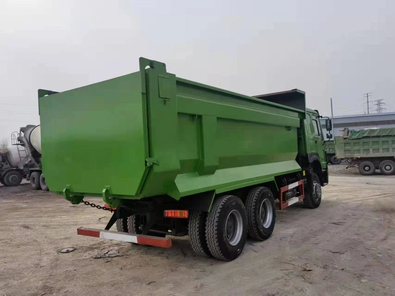 SINOTRUK Howo 371hp tipper truck - Tipper: picture 5 SINOTRUK Howo 371hp tipper truck - Tipper: picture 5
