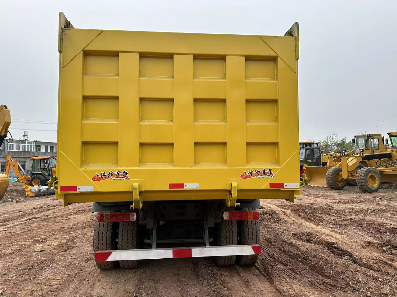 Tipper for transportation of heavy machinery SINOTRUK Howo Dump truck 371: picture 11