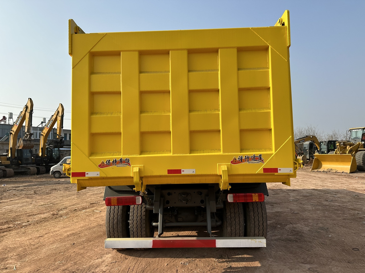 Tipper for transportation of silos SINOTRUK Howo Dump truck 371hp: picture 7